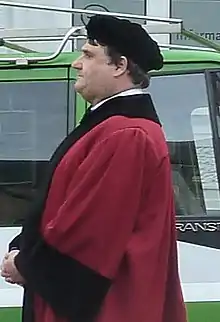 Martin Alfons Paul, im Profil von links, in Ornat der Universität Maastricht