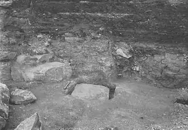 Das noch abgedeckte Gründungsdepot an der Südwestecke der Amenemhet-I.-Pyramide