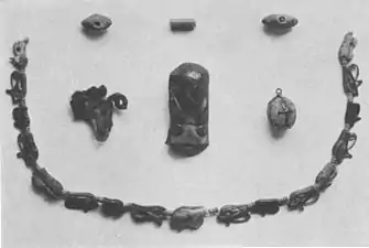 Kette und anderer Schmuck aus Grab 954