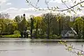 Die Dorfkirche inmitten von grünenden Bäumen