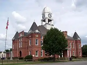 Macon County Courthouse (2004). Das Courthouse entstand 1894 im Stile der Neuromanik und besitzt eine achteckige Kuppel. Es wurde im September 1980 als drittes Objekt im County in das NRHP eingetragen.