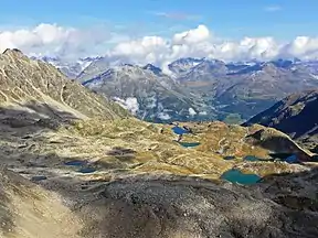 Die Macun-Seen im September von oben betrachtet, Blickrichtung Lavin.