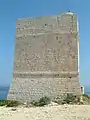 Madliena Tower, Ansicht von Südwesten. Zu erkennen ist die Dreiteilung in Erdgeschoss, erstes Geschoss und Plattform mit Brustwehr.