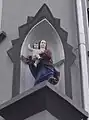 Niederfell Untermosel, schreitende Madonna, das Jesuskind vorzeigend, Holz, mehrfach übermalt, 1928 in Nische aufgestellt, Künstler unbekannt, vmtl. spätes 18. Jh.