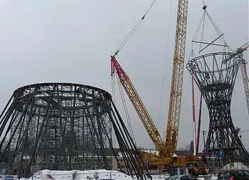 29. Januar 2011:Ein Kran hebt das Oberteil an