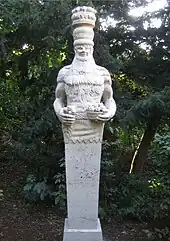 Herme neben dem Märchenbrunnen im Volkspark Friedrichshain