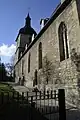 Blick von Südosten, im Vordergrund rechts die beiden beschriebenen Kirchenfenster