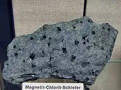 Magnetit-Oktaeder in Chloritschiefer aus Erbendorf, Oberpfalz, Deutschland