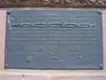Tafel, die an den Bau und die Renovierung der Brücke erinnert.