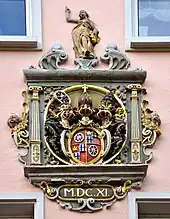 Wappen des Kurmainzer Erzbischofs Johann Schweikhard von Kronberg aus dem Kronenstamm, Mainz, Höfchen 4 (1611)