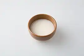 Makgeolli in einer traditionellen Trinkschale