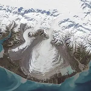 Die weiße Fläche am oberen Bildrand sowie der Auslassgletscher in der Bildmitte gehören zum Sewardgletscher. Unten im Bild befindet sich der Malaspinagletscher.
