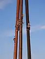 Auf halber Höhe an einem Funkturm