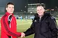 Fritz Stuchlik (rechts) gratuliert Krassnitzer zu seinem 100. Bundesligaspiel