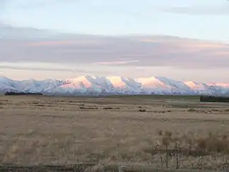 Die Kakanui Mountains dominieren den östlichen Horizont von Maniototo