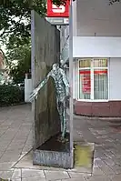 Mann aus der Enge hervortretend (2007), Kreuzung Lenbachstraße, HolsterhausenEssen