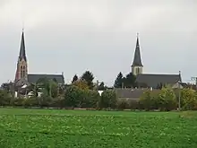 Ortsansicht von Südosten, links die Johannes-Calvin-Kirche, rechts die St.-Bonifatius-Kirche.