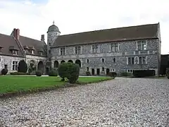 Hoffassaden des Torbaus (links) und Logis (rechts)