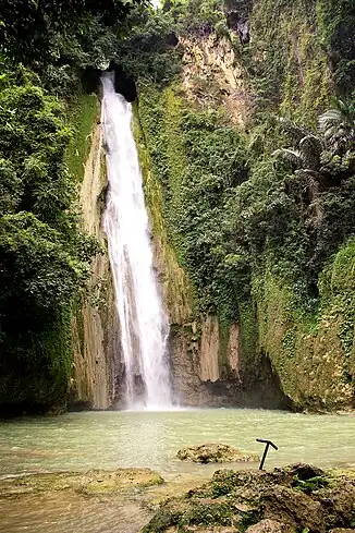 Die erste Fallstufe des Mantayupan-Wasserfalls
