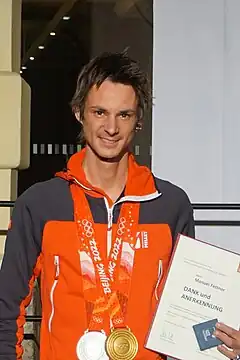 Manuel Fettner mit Olympiamedaillen 2022