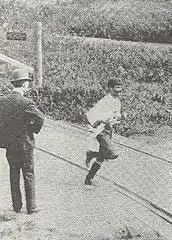 Ein Marathonläufer passiert einen Offiziellen