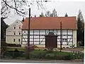 Südliches Seitengebäude und nördliche Scheune eines Vierseithofes
