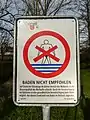 Warnschild mit Warnung für das Unterlassen des Badens im Marchbach aufgrund von Abwasserverschmutzung beim Eisweiher in Oberwil