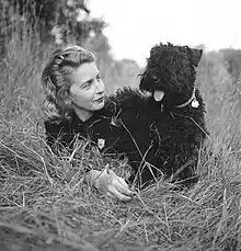 Autorin mit Hund im Gras liegend