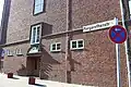 Straßenschild der Margarethenstraße bei der Schloss-Duburg-Schule, mit der Gedenktafel zur Duburg oberhalb der Tür.