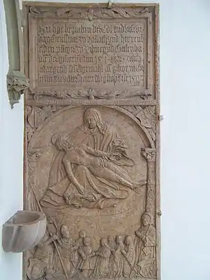 Grabplatte Urban Griesstetter in der Stadtpfarrkirche Mariä Himmelfahrt (Vilsbiburg); als zweiter von links ist mit der Bischofsmütze Wolfgang Griesstätter dargestellt