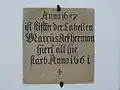 Inschriftentafel an der Chorlaibung über den Stifter