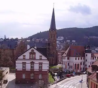 Casimirianum (rechts) vor der Silhouette der Marienkirche