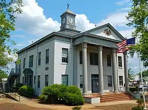 Marion County Courthouse (2012). Das Courthouse entstand 1850 mit Stilelementen aus dem Neoklassizismus. Der Säulenportikus wurde 1928 ergänzt. Das Marion County Courthouse wurde im September 1980 als zweites Objekt im County in das NRHP eingetragen.
