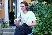 Marius Goldhorn bei einer Lesung im Garten des Lenbachhauses