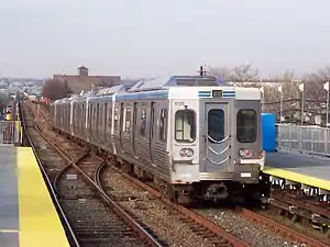 Ein Zug auf der Market–Frankford Line