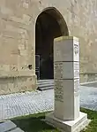 Stauferstele vor der Bartholomäuskirche