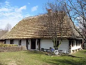 Ein Umgebindehaus im Museum der Volksbauweise in Markowa.  Umgebindehäuser zeugen von der Handweberei des 16. bis 19. Jahrhundert.