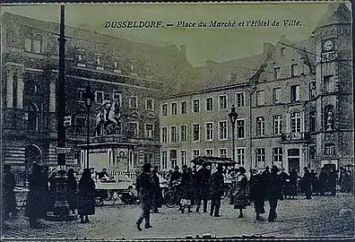 Rathaus (vor 1914) ohne Turmhelm und Ziergiebel über den vier Säulen