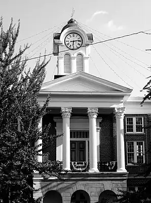 Das Marshall County Courthouse in Holly Springs, gelistet im NRHP als Teil von Nr. 80004550