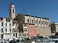 Kanalseite der Kirche mit Glockenturm