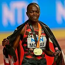 Die etwas überraschende 800-Meter-Siegerin Mary Moraa freut sich mit Landesfahne und ihrer Goldmedaille.