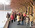 Sonntags-Spaziergänger im Winter am zugefrorenen See