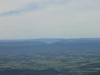 Blick auf den Massanutten Mountain von Osten, Blick vom Hawksbill Peak nach Westen, mit Luray im Vordergrund und dem Great North Mountain im Hintergrund. August 2007.
