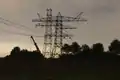 Mastenneubau bei Aldingen. Die Bahnstromleitung verläuft über die unterste Traverse.