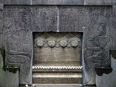 Sockel der Brunnengruppemit Inschrift:DES MENSCHEN SEELE GLEICHT DEM WASSERVOM HIMMEL KOMMT ES ZUM HIMMEL GEHT ESUND NIEDER ZUR ERDE MUSS ES EWIG WECHSELND