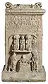 Ein steinerner Altar mit Darstellungen der sogenannten Matronen und einer Opferszene.
