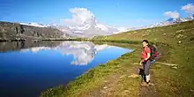 Die charakteristische "Matterhornwolke", die sich an der windabgewandten Seite des Gipfels bildet.