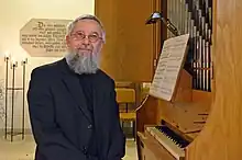 Matthias Alward sitzt am Orgelpositiv in der mittelalterlichen Sakristei der St. Marienkirche Beeskow