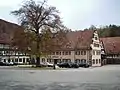 Marstall (heute Rathaus der Stadt Maulbronn), links die Klosterschmiede