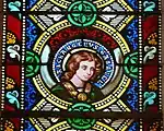 Detail eines Glasfensters im Chor mit dem Erzengel Gabriel